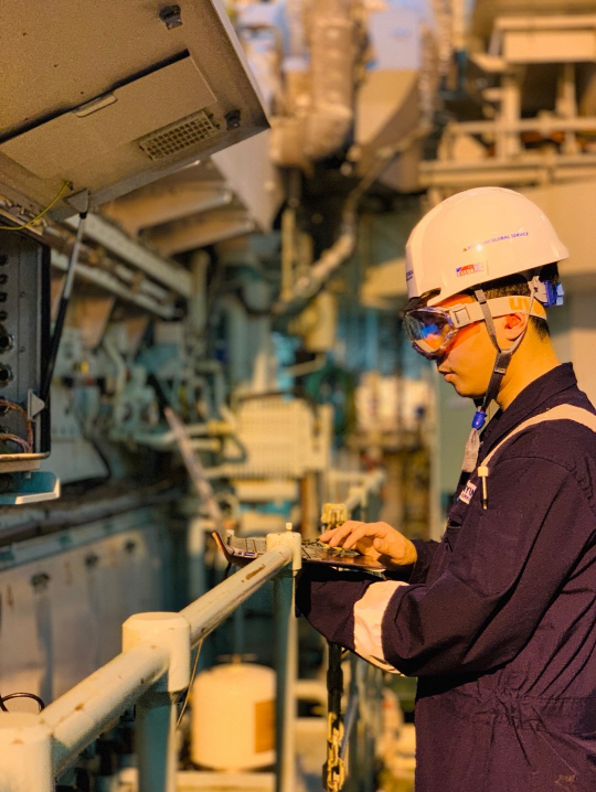 HD SmartCare 부산 센터 직원이 선박 방문 점검 서비스를 제공하고 있다. HD현대마린솔루션 제공